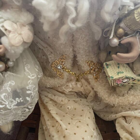 Decorative Santa Claus ivory suit porcelain hands decorative sitting Christmas - Picture 9 of 15